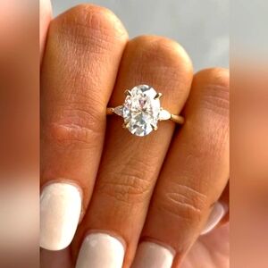 (Sz 7)🍒Engagement Ring🍒 Oval Centre Stone 925 SS